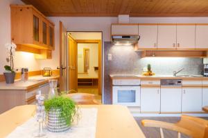 Two-Bedroom Apartment with Mountain View room in Haus Bstieler