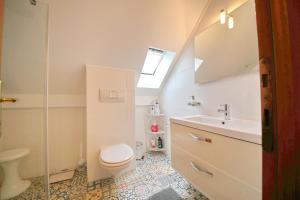 Standard Double or Twin Room with Partial Lake View room in B&B Corseaux Beach