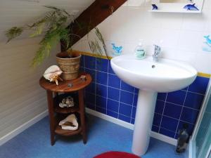 B&B / Chambres d'hotes Repos sous les Arbres : Chambre Quadruple avec Salle de Bains Commune