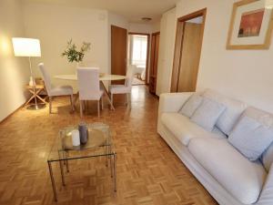 Comfortable, very well located between train station and lake!