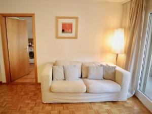 Comfortable, very well located between train station and lake!