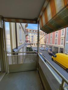 Comfortable, very well located between train station and lake!