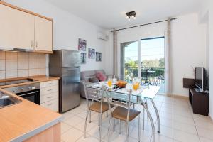 Villa Renata -Pool, Large Garden & Free Parking, 2 Minutes Walk from The Beach