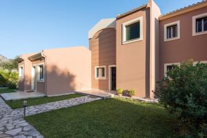 Villa Renata -Pool, Large Garden & Free Parking, 2 Minutes Walk from The Beach