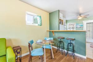 Pacific Sunrise Adorable coastal cottage w private backyard, excellent location, & free WiFi