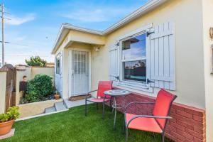 Pacific Sunrise Adorable coastal cottage w private backyard, excellent location, & free WiFi