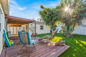 Pacific Sunrise Adorable coastal cottage w private backyard, excellent location, & free WiFi