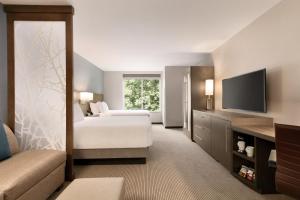 Queen Room with Two Queen Beds and Accessible Tub - Disability Access room in Hyatt Place Fort Lee/George Washington Bridge