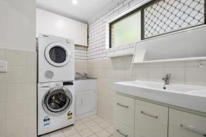 Golden Shores Unit 1 21 Landsborough Parade