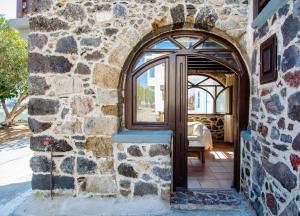 Plousiadi΄s Stone House