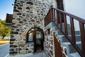 Plousiadi΄s Stone House