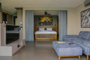 Surfer Caravan Gastro Pub Suites- Adults Only
