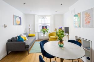 Modern flat with patio in Pimlico - 4-gwiazdkowe hotele w mieście Londyn