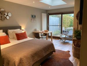 Deluxe King Room with Garden View room in B&B De Tuinkamer