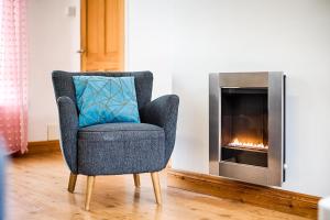 Group-Friendly 3BR Home with Garden Near Swansea Beach