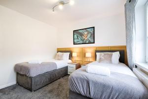 Group-Friendly 3BR Home with Garden Near Swansea Beach
