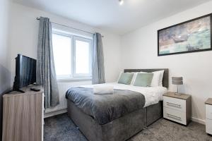 Group-Friendly 3BR Home with Garden Near Swansea Beach