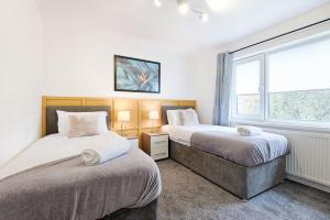 Group-Friendly 3BR Home with Garden Near Swansea Beach