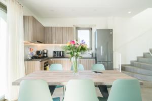 Beachfront Nymphes Aigli with Private Pool, Children Area & BBQ