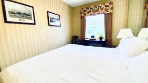 King Room with Riverview room in Shawnee Inn and Golf Resort