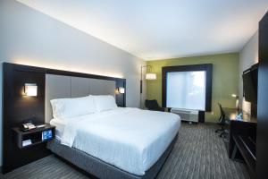 King Room - Hearing Accessible room in Holiday Inn Express & Suites Tupelo an IHG Hotel