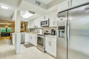 Executive Bay Club Condo M-1