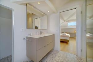 Appartements IMMOGROOM - Magnificent 180m duplex apartment - Parking - Air conditioning : photos des chambres