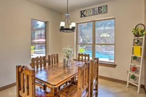 Heated Spa, Fire Pit! 14-Acre Terrell Ranch Escape