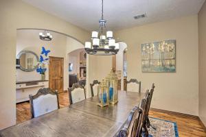 Heated Spa, Fire Pit! 14-Acre Terrell Ranch Escape