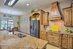 Heated Spa, Fire Pit! 14-Acre Terrell Ranch Escape