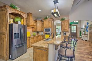 Heated Spa, Fire Pit! 14-Acre Terrell Ranch Escape