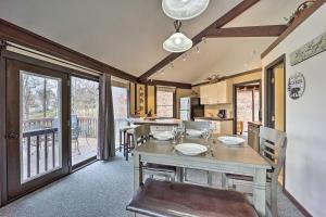 Skiway Chalet Home with Hot Tub in Beech Mountain!