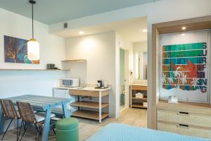 Suite with Pool View (Includes Early Park Admission*) room in Universal’s Endless Summer Resort – Dockside Inn and Suites