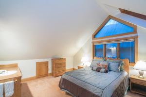 Three-Bedroom Apartment room in Mountain House East by Alpine Lodging Telluride