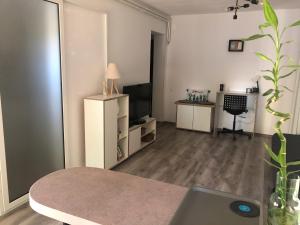 Cozy Place 5a-Self Check in & out-HBO MAX