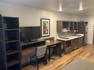 Queen Room with Roll in Shower - Disability Access/Non-Smoking room in Woodspring Suites Cherry Hill