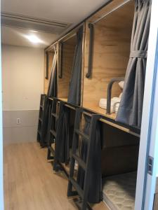 1 người trong phòng tập thể 6 giường – Chỉ dành cho nam (1 Person in 6-Bed Dormitory - Male Only)