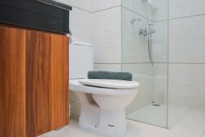 Chic and Strategic Studio Brooklyn Alam Sutera Apartment By Travelio
