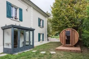 Standing cottage in Disneyland - 谢西