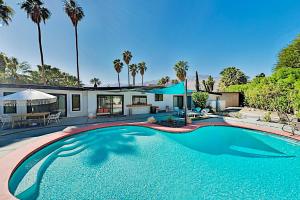 Four-Bedroom House room in Stunning Remodeled Home with Pool & 2 Fireplaces home