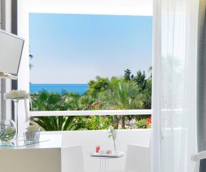 Camera Deluxe Matrimoniale/Doppia con Letti Singoli con Terrazza e Vista Mare