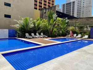 Apto com piscinas, sacada Gourmet, 2 gar, 50 mts da praia