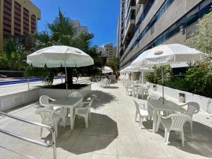 Apto com piscinas, sacada Gourmet, 2 gar, 50 mts da praia