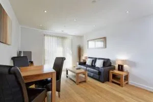 MODERN APARTMENT at SLOUGH STATION, LONDON IN 18 MINS! - Canvey-on-Sea