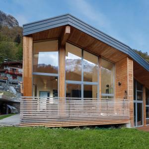 HelloChalet - Chalet Northern Lights - Family Ski Chalet with garden walking distance lift