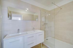 IMMOGROOM - SEA View on the Port - Next to the beaches - AC - Wifi