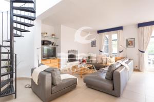 Deluxe Triple Room with Sea View room in Jardines Las Golondrinas