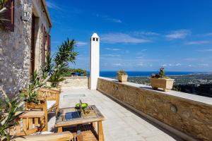 Deluxe Double Room with Side Sea View room in Villa Candice