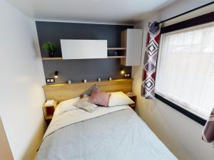 Campings Le Panorama, 3 Ch, 43m2, climatise, super equipe, draps, linge de maison inclus, terrasse fermable de 18m2 : photos des chambres