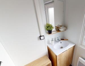 Campings Le Panorama, 3 Ch, 43m2, climatise, super equipe, draps, linge de maison inclus, terrasse fermable de 18m2 : Bungalow Deluxe - Vue sur Jardin